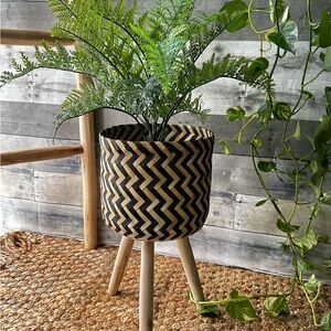 🌴Chevron Patterned Natural Planter and Plant Stand Woven in Black & Khaki |NWOT